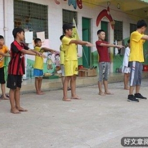 “夏乡萤火”实践队开展舞蹈课程