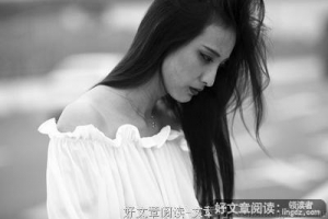 待看清坟头上坐着梳头的红衣女子是谁时，他吓坏了