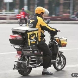 外卖小哥雨中痛哭：人过三十，你没有权利做一个穷人