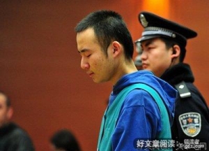 某大学生开车撞人连捅8刀，折射出什么