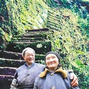 重庆19岁小伙与大10岁寡妇隐居深山50年的爱情故事。