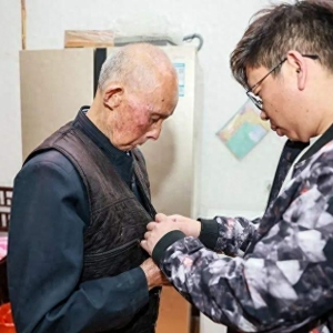 感人故事：祖孙三代照顾孤寡聋哑邻居40年
