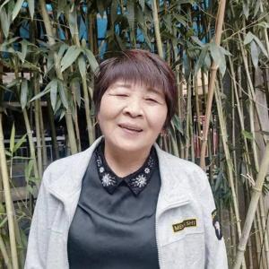 爱与奉献：68岁“保姆奶奶”刘芳的感人故事